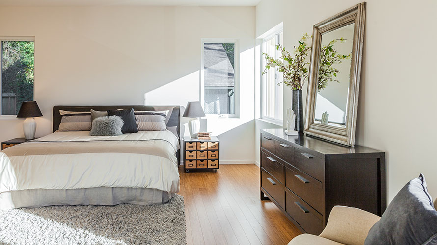 Schlafzimmer Schlafzimmer mit Bett, Kommode und Sessel
